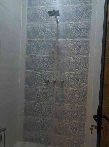 السلام عليكم بيت للبيع  فقط ١٥٠م  مع ارض ١٠٠متر  فارغه بدون بناء نفس العقار الشعله الرواد طابو صرف  يباع كاملا او البيت بسعر والارض بسعر للعلم البيت طابقين كامل حديث بناء٢٠٢٥ مابيه اي نقص يتكون من ٦غرف نوم واستقبال طول ٧م ومطبخ ٥م وحوالي ٥×٦ و٣ مجاميع صحيه البيت كله ديكورات علما المنطقه كامله الخدمات فقط التبليط الاستفسار الاتصال على الأرقام الموجوده ***********او ***********ا او على الاواتساب او على الخاص والله خير الرازقين
