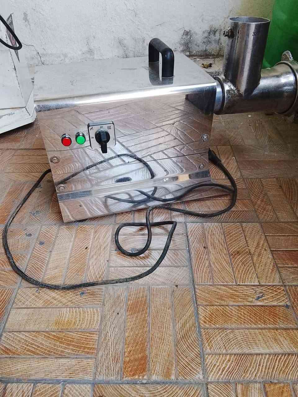 السلام عليكم اغراض مطعم للبيع خلاط حمص ١٥ لتر ٣٧٥ الف مكينة ثرم حجم ٣٢ بسعر ٣٥٠ الف مكينة ثرم حجم ٢٢ بسعر ٢٧٥ الف قطاعة خضار مع ٥ اقراص بسعر ٣٥٠ الف بغداد ***********
