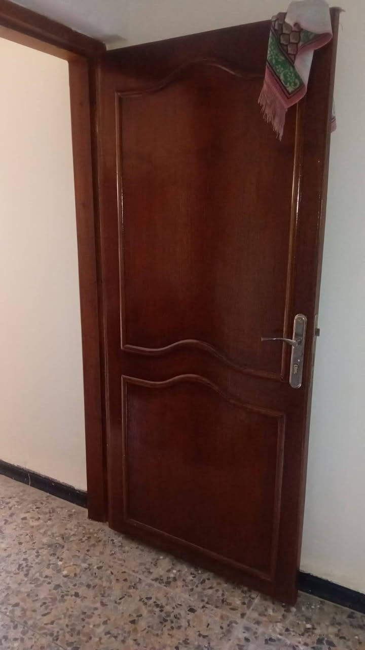 السلام عليكم للبيع بيت
مساحه ١٢٠ واجهة ١٢ مسلح 
مكانه كريعات بضهر الوقف 
البيت نضيف وفارغ 
خدمات كامله 
جاهز للسكن ٣٧وبي مجال
الاستفسار 
***********
