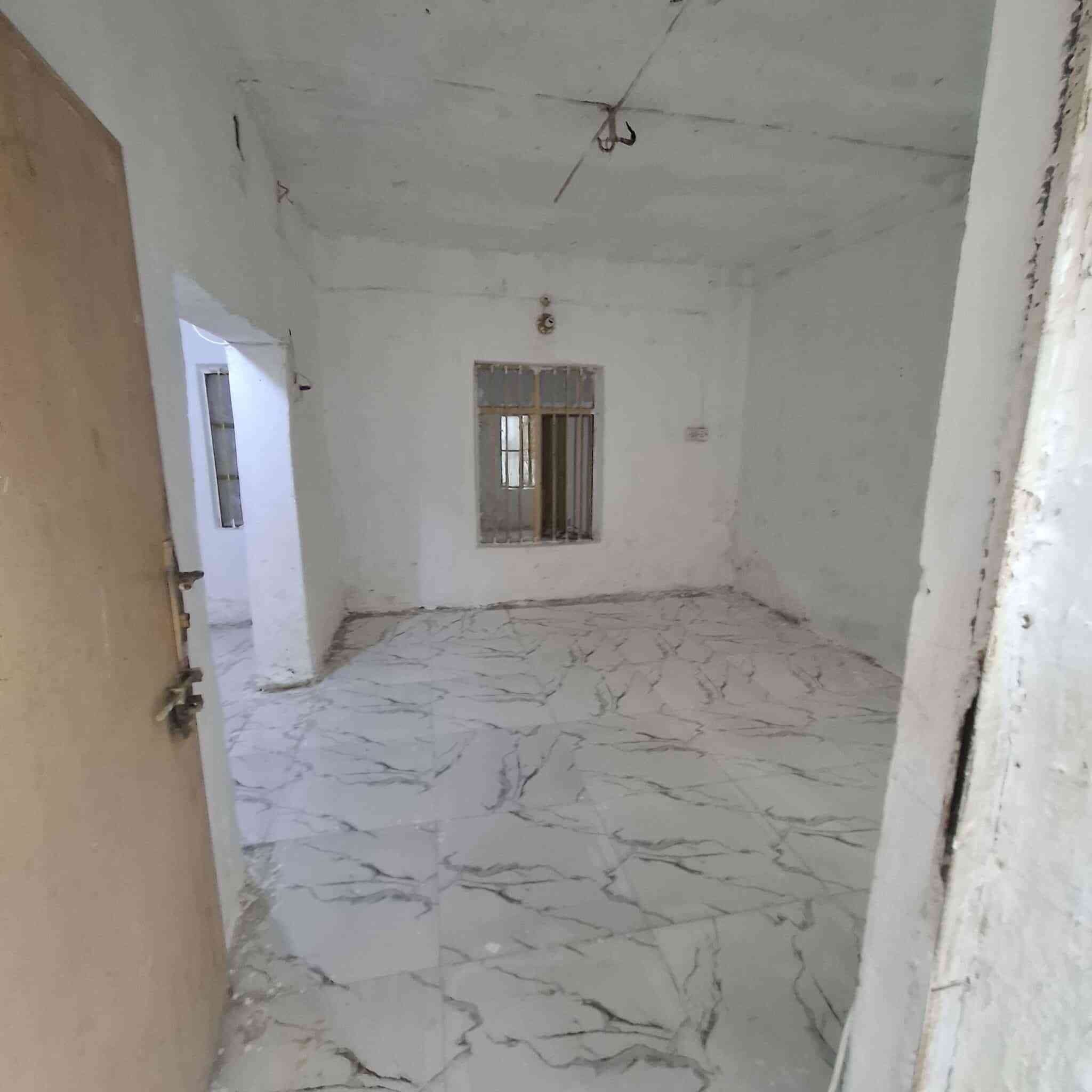 السلام عليكم..
بسبب الوعود الكاذبه إعادة نشر
بيت للبيع قرب الصيدلية النموذجية ومقابل الاعدادية المركزيه يعني قلب الولاية.. مساحة البيت ٩٦م دولان عرض متر ومن الداخل عرض ٨ م ونص (سعر البيت ٧٥ ) 
الاتصال ***********
