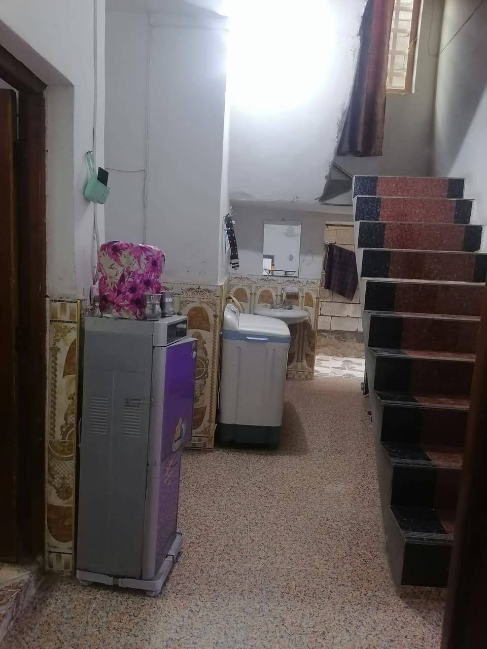 فرصه استثمارية موقع تجاري دار ومشتمل منفصل للبيع طابقين ملك صرف بناء حديث تحويل مباشر مساحة 250م واقع حال 273م  كامل الخدمات  بابين للبيت الاولى حي المعلمين السايدين مدخل مطعم جنة بغداد قرب نقطة الشرطة الباب الثانية فرع قاعة حي المعلمين للمناسبات الدار يتكون من استقبال وهول وثلاث غرف نوم ومطبخ وصحيات داخليه وخارجية وكراج كبير  وبيتونه  السعر 275مليون وبي مجال للشراي للاستفسار خاص او ***********
