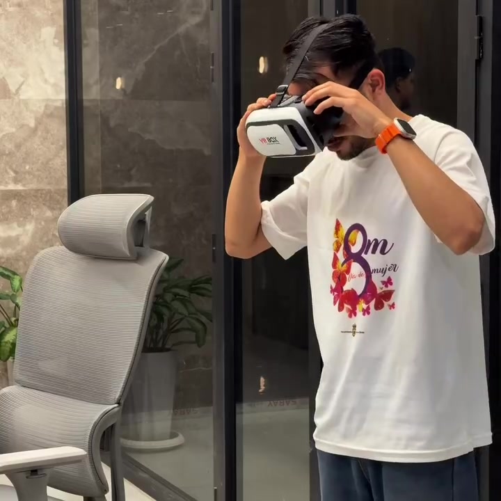 نظارة الواقع الافتراضي VR BOX للهواتف الذكية

• استمتع بمشاهدة محتوى الواقع الافتراضي 3D من هاتفك بطريقة ممتعة وعملية

• تدعم تشغيل تطبيقات وأفلام VR عبر الهاتف الذكي

• إمكانية تعديل مسافة العدسات (Eye-distance adjustment)

• إمكانية تعديل بؤرة النظر (Pupil adjustment)

• مزودة بفتحة جانبية لتوصيل السماعات أو كابل USB

• تحتوي على قاعدة تثبيت للهاتف داخل النظارة

• تصميم قابل للتثبيت على الرأس مع أحزمة مرنة للاستخدام المريح

• اسم المنتج: VR BOX
• النوع: Virtual Reality Glasses
• الاستخدام: مشاهدة محتوى VR و 3D عبر الهاتف
• يدعم: تطبيقات VR
• التحكم: تعديل العدسات والمسافة البؤرية
• التوصيل: منفذ جانبي للسماعات أو USB

السعر 10.000الاف  توصيل داخل بغداد 3 خارج بغداد 5 للتواصل معنا على الرقم ***********
