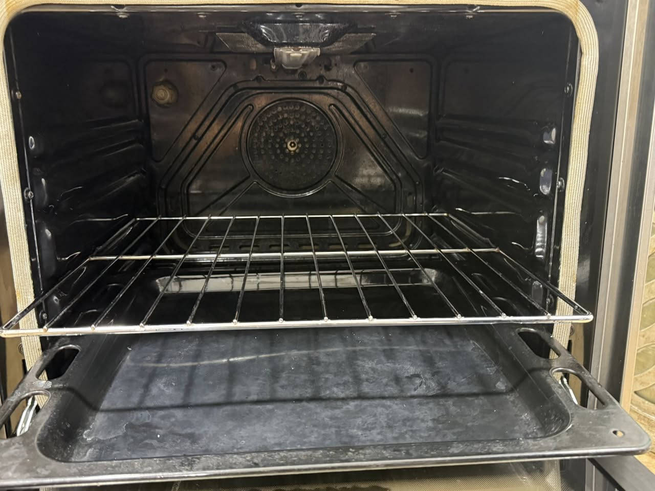 السلام عليكم 
طباخ للبيع نظيف ماركة ميلانو الإيطالي
قياس 60*60 +مروحة داخل الفرن +موقت
وصينية وسيباية عيون الطباخ كلهة شغالة مثل ماموضح بالصور
السعر 150 ألف
ملاحظة سعره الجديد بالسوك من450 إلى 500 ألف
العنوان بغداد الصليخ
للاستفسار واتس اب 
***********
