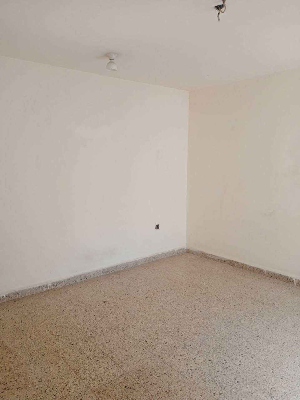 بسم الله الرحمن الرحيم
للإيجار 

شقه طابق ثاني غرفتين نوم وصاله ومطبخ وخدمات حديثه حي الشباب للاستفسار مكتب ابو كرار للعقار مجاور مصوره ايات أو الاتصال على الارقام التاليه 

***********

***********
