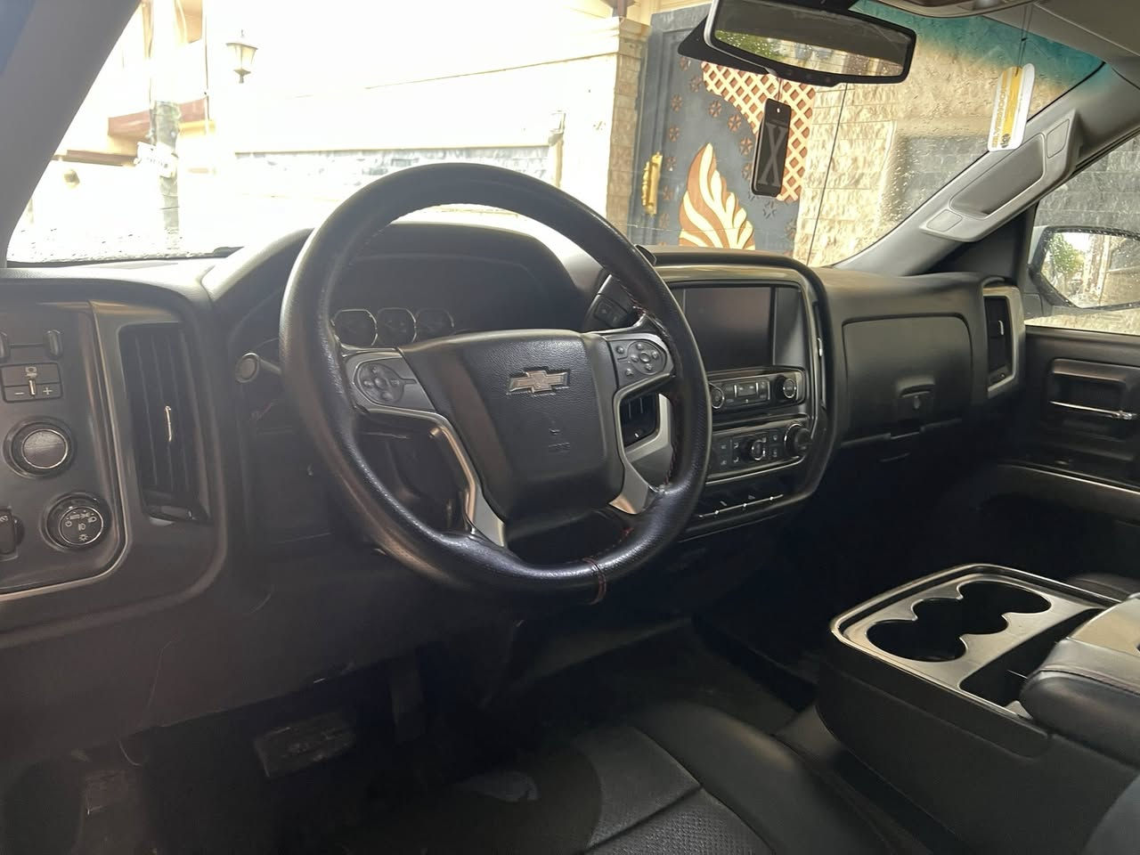 سلڤرادۆ مۆدێل 2015رسم سۆنەری دانەراو رقم سلێمانی سەیارەکە پاکو خاوێنە(V8.5.3) 190 ڕۆشتوە 
*********** 
سعر 185 گەڵامەعامالە
