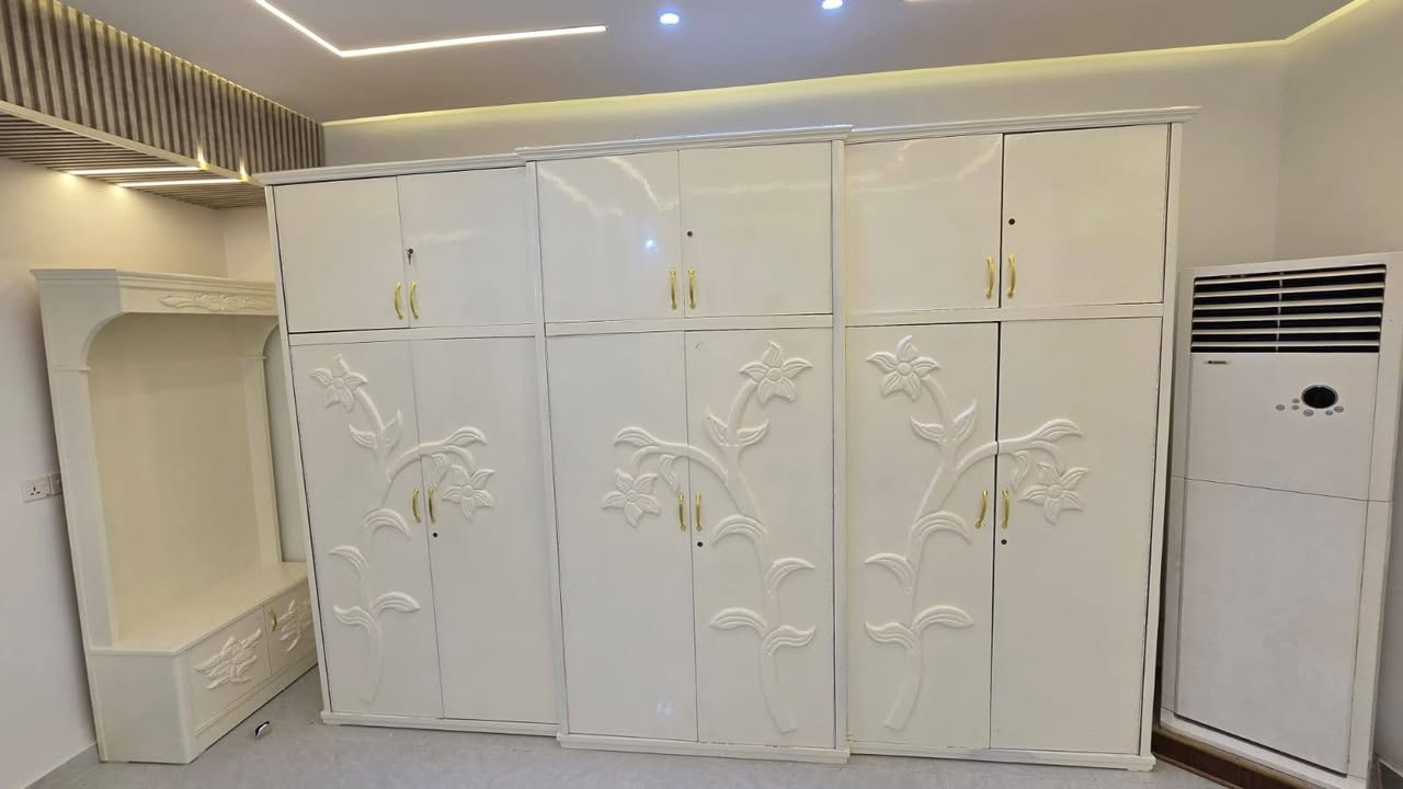 السلام عليكم
غرفه ٦ باب طابقين مع زاويه وميز مرايه وجربايه نفرين ودوشك نفرين نوعيته تخبل خشب النوعيه الثكيلة اصلي مو سوكي
درجه اولى اليريده يجي يفحصه 
بابل الهاشميه 
***********
