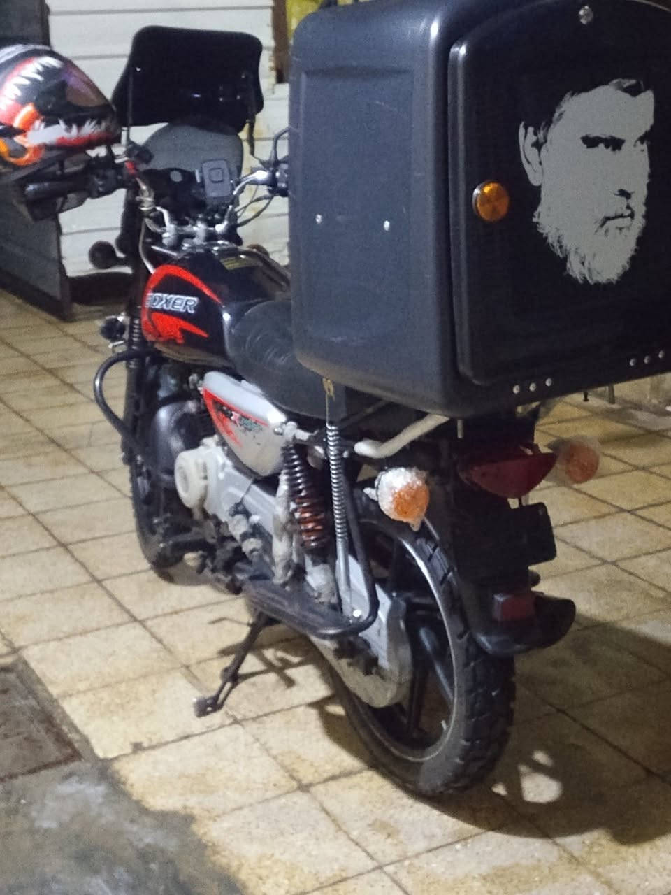 سلام عليكم بوكسر جبلي مديل 21 اوراق كامله كمرك مدفوع دراجه جاهزه مناقصها ربع عوزها بس سايق هيه وغراضها بوم اشاير لد جامه اماميه هورن طاط كلجات جدد تايرات زوج جدد ماعوزها اي شي عنواني البياع شرطه الخامسه السعر مليون و ٣٥٠ بيها مجال بسيط استفسار رقمي ***********
