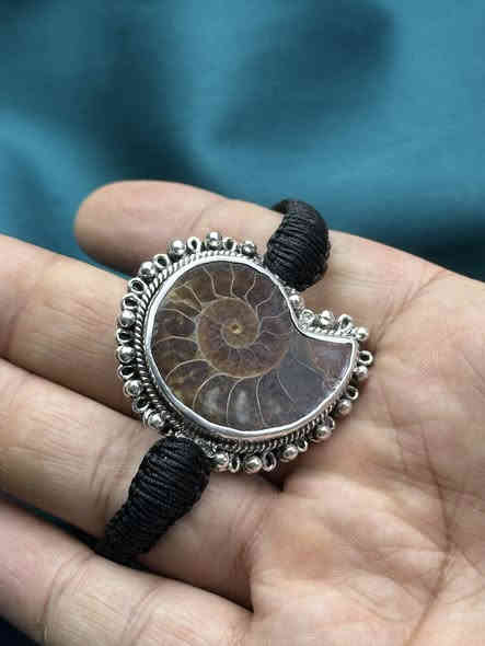 سوار بحجر الامونيت
صياغة فضة ٩٢٥ يدوي 
مع حياكة يدوي  

للتواصل واتساب 
 ***********
