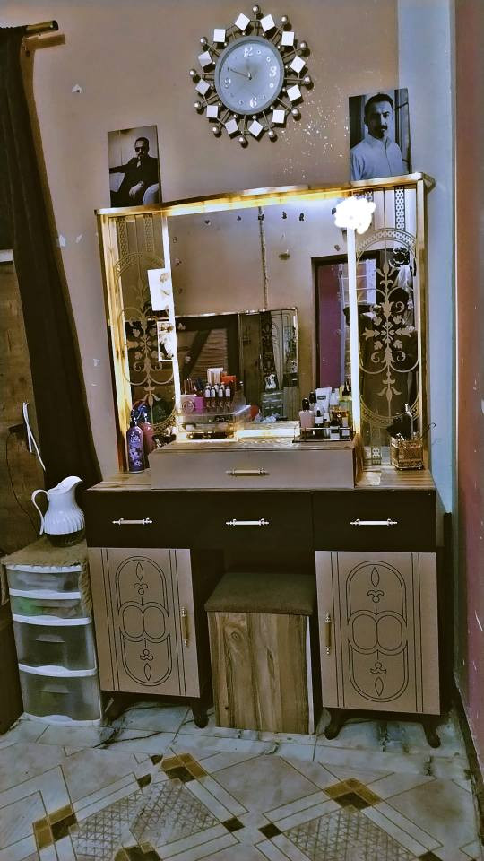 السلام عليكم غرفه نظيفه جديدة كلش ستعمال قليل 11 قطعه وياهه ميز شاشه تفصال ما صار هواي ماخذيهه مكانهه السماوه السعر بلاش 900 تصال او واتساب ***********
