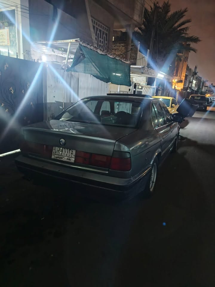 السلام عليكم للبيع بي ام 535 موديل 1991 السيارة نضيفة ابيع كوم حديد السعر 30 ورقه واذا تريد تحويل موجود صاحبها يطلب عليها فلوس بس اني أبيع كوم حديد سيارة حلوة وكإعادة الشراي يتصل مكاني بغداد ***********
