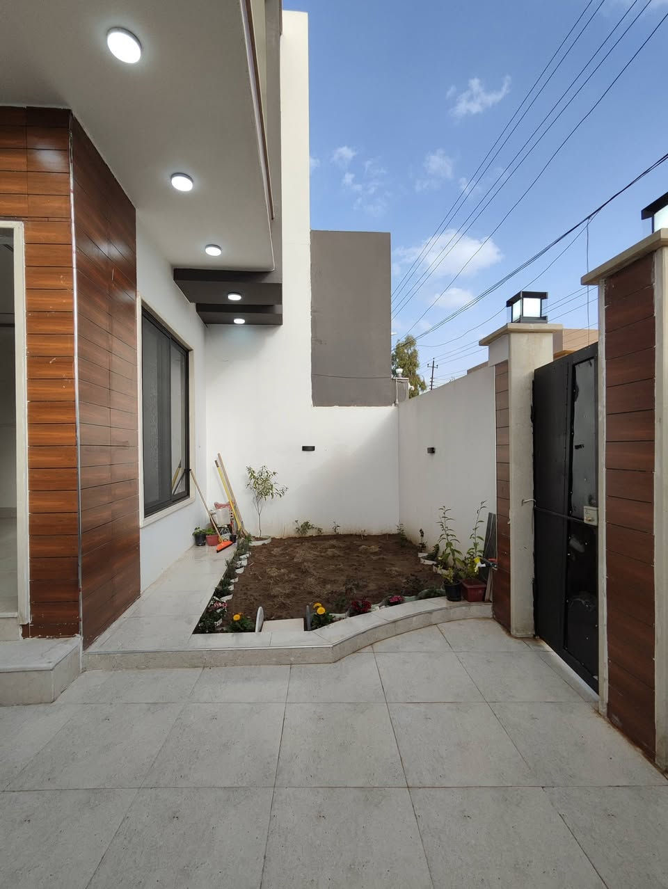 #بسعر مناسب
🔷 دار للبيع في حي #الوحدة 🔷
الموقع : حي الوحدة قرب جامع عبد الرزاق 
مساحة الدار : 188 متر واجهة 8.5 متر
#الدار بناء حديث 
سند طابو ملك صرف شرط التحويل

🏠 تفاصيل الدار : 
الطابق الاول : غرفتين نوم مع سويت وهول ومطبخ واستقبال وصحيات وكراج وحديقة
الطابق الثاني : اربعة غرف نوم  مع سويت ، هول ، وصحيات.

بناء فول مواصفات دكتات ، سبالت ، كامرات ، سقوف جبس .

السعر والتفاصيل داخل قناة التلكرام :
https://t.me/baet_alhadhara
________________________________________________

للاستفسار الاتصال بالرقم :
***********
***********
مكتب بيت الحضارة للعقار سايدين حي الوحدة قرب مول سانكو 2
