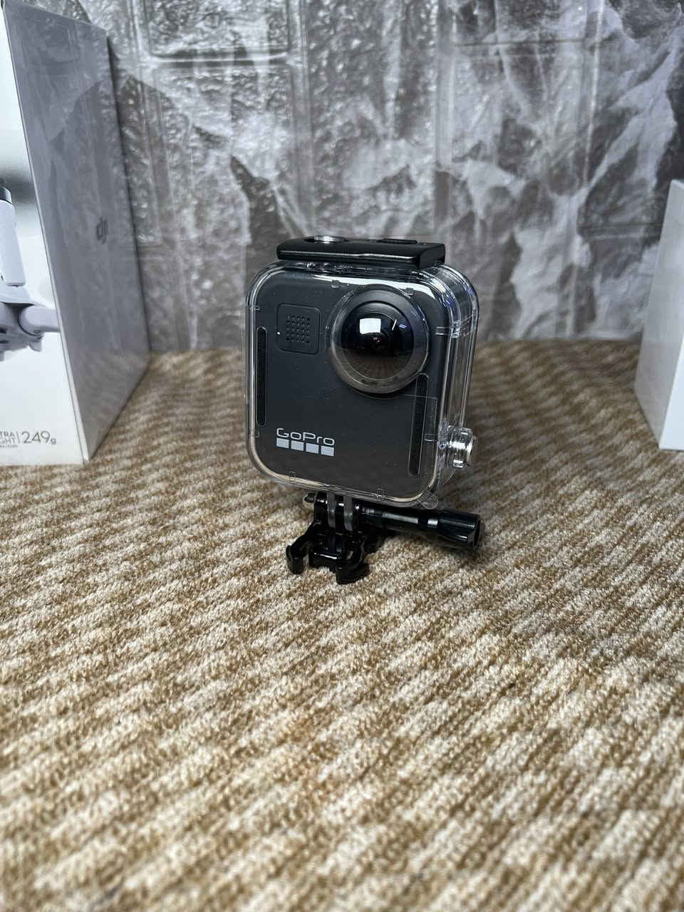 كاميرا GoPro Max هي كاميرا أكشن 360 درجة مزدوجة العدسة، تلتقط فيديو كروي بدقة تصل إلى 5.6K و صور ثابتة بدقة 16.6 ميجابكسل، تتميز بمقاومة للماء حتى 5 أمتار، تثبيت قوي (HyperSmooth)، تحكم صوتي، شاشة لمس، وعدسات رقمية متعددة للاختيار من بينها، مع إمكانية البث المباشر ودعم بطاريات Enduro لتعزيز الأداء
القطعه حديده غير مستخدمه جاي بدون كارتون ملحقات مامله مع حافظه للكامره و3 قطع حمايه للعدسات ولازكه للشاشه ورام اصلي سامسونك السعر 450 الف )(ملاحضه سعر المنتج بلمحلات 560الف بدون ملحقات اضافيه)
***********
