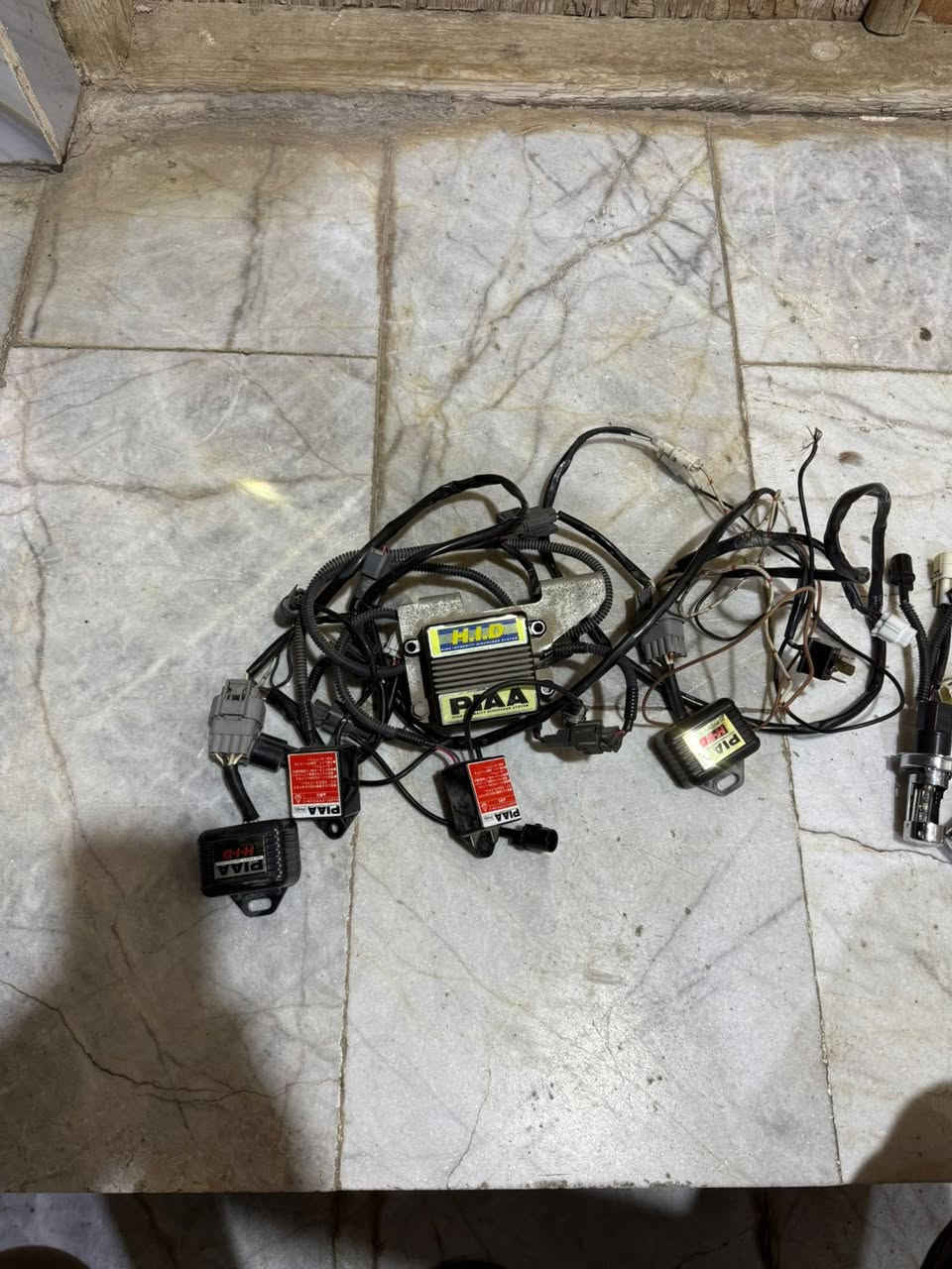 منضومه لايت صفر ١٠ تطفى وتشتغل بدكمه السلفه يعني ما يبقى مشتغل لايت انت شوكت ما تريد تشغله وطفي  كامل كتفات وعقل زنون ابيض عالي وناصي لايت فول السعر ١٢٥ وبي مجال بسيط للاتصال ***********
