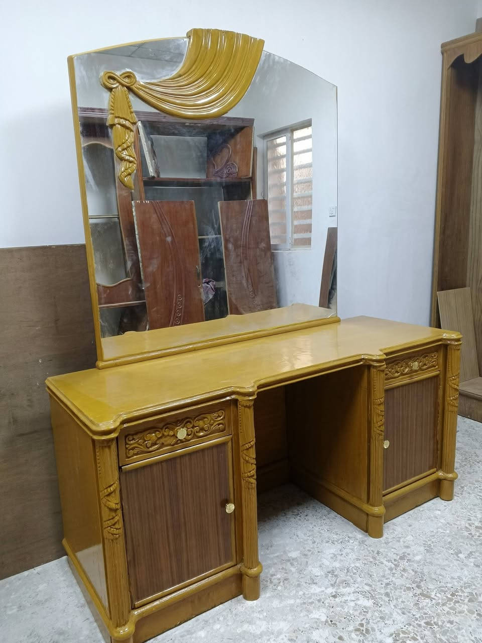 سلام عليكم ميز مرايه تسكام ثكيل نضافه نفس بصوره سعره 90 بي مجال للشراي شغل مصري مكان نجف حي مكرمه قرب مركز وفاء تواصل خاص او على رقم ***********
