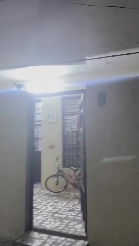 دار لبيع ب قطاع 80
مساعه 100 واجيته 10 ما مقابيله بيوت 
***********
