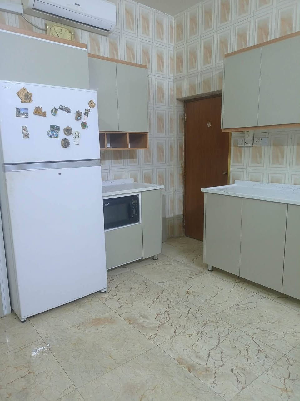 السلام عليكم كاونتر للبيع كلش جديد   الداخل المنيوم .. الخارج HDF
الفلتر وياه 
سنك بيانو وياه .. الطول جهة السنك 2.5 و جهة الطباخ 3.5 و جهة الثلاجة 2.30 صار سنة من فصلته السعر ٨٥٠.  البصره حي الجامعه


**إذا كنت صاحب هذا الإعلان وتريد حذفه لأي سبب، رجاءا أرسل رسالة إلى الدعم الفني**