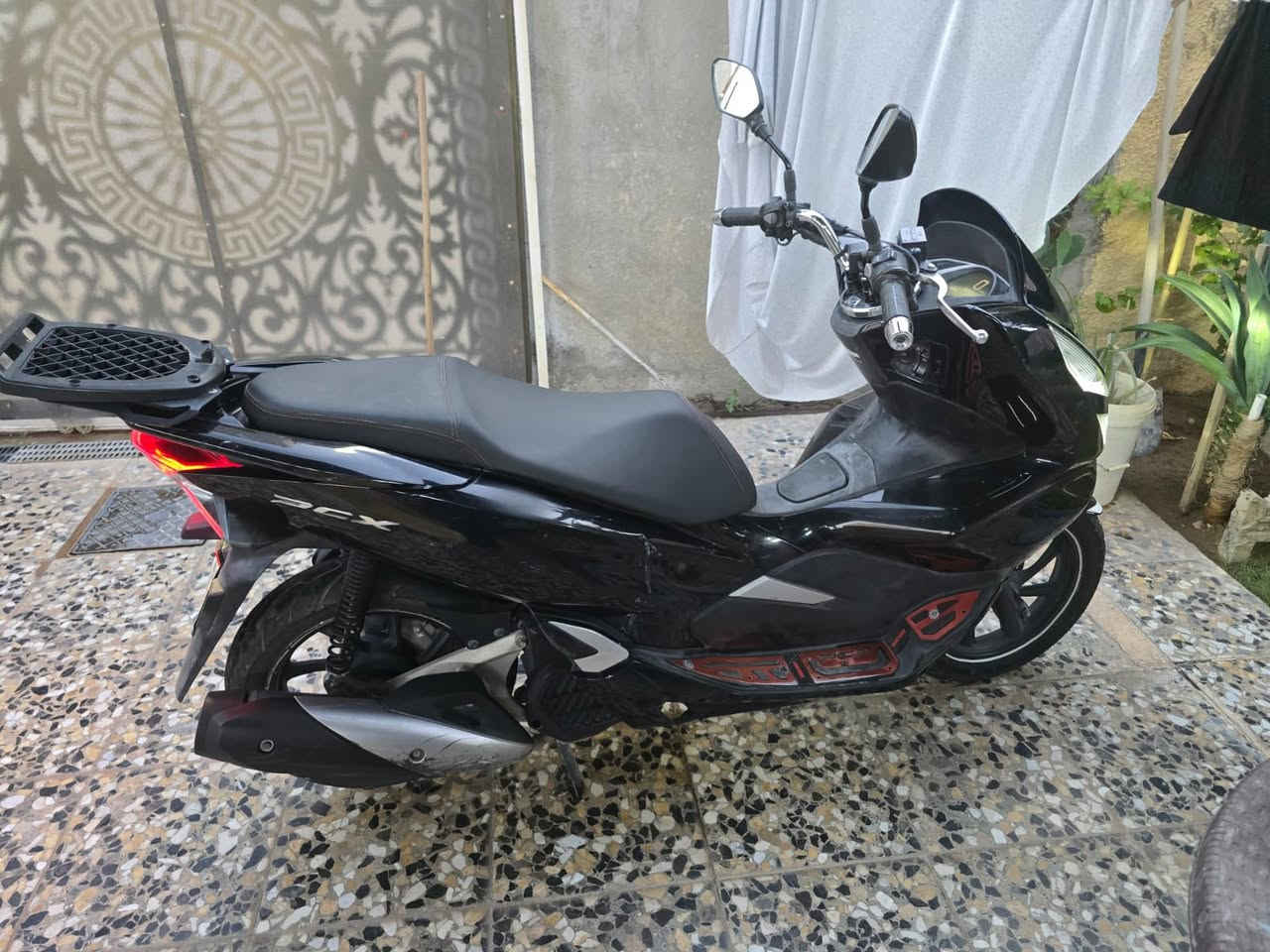 سلام عليكم للبيع دراجه pcx دراجه نظيفه كلش الدراجه بصمه يدات تدفئه استخدام شخصي عارضها 23ورقه وبيها مجال للشراي للاتصال على الرقم ***********
