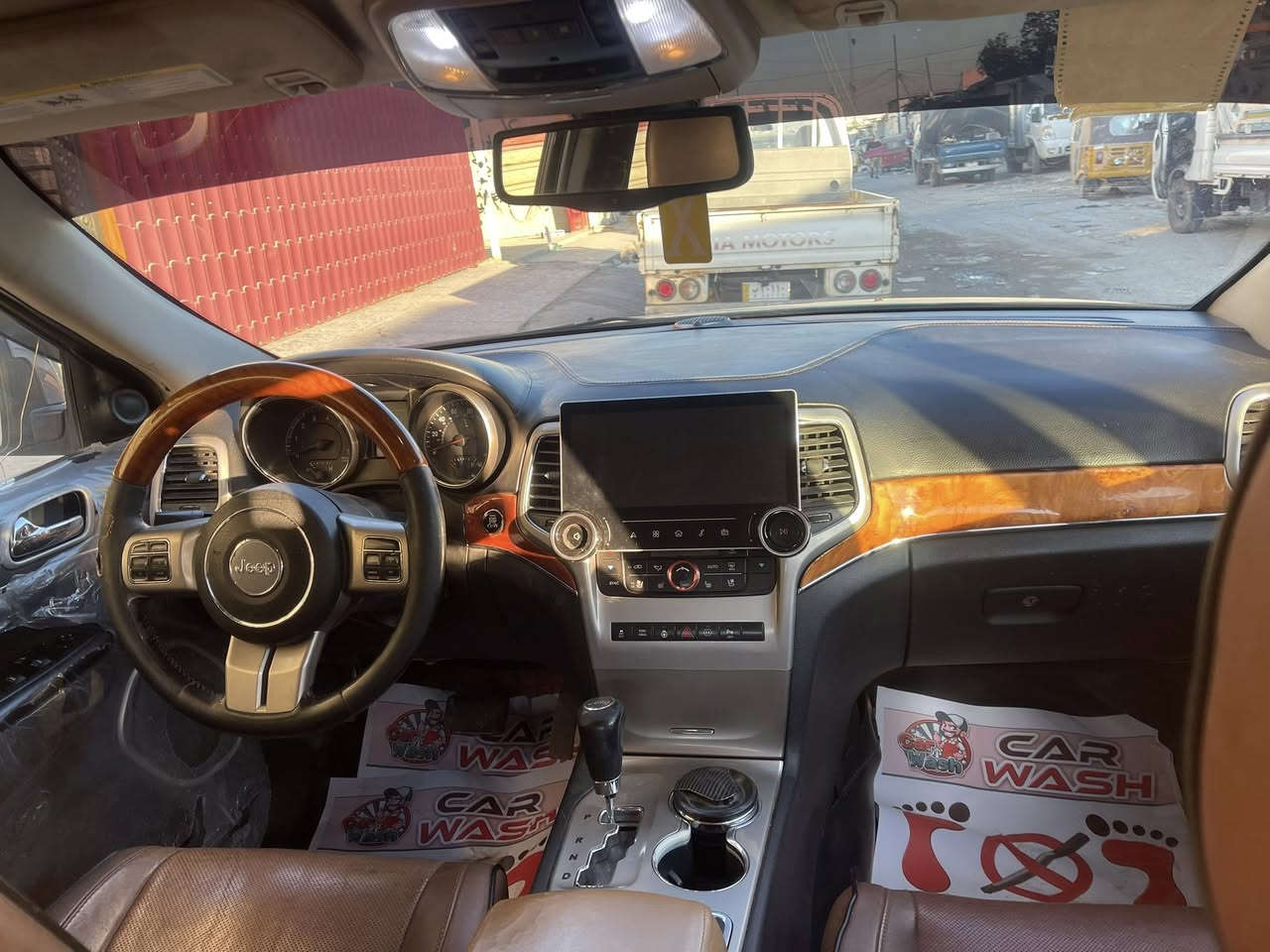 السلام عليكم ورحمة جيب 2012 STR 5700 اوفرلاند 
1/1
كير محرك جدا نظيف وترايك بصرة لان البارحة جيت من جبل كورك وخير من الله 
لون رصاصي طوخ قريب على السموك 
معروفة مواصفات اوفرلاند 
بانوراما / تحكمات شفتات / كشنات تدفئة تبريد ميموري خزن تحكمات كهربائية 
منظومة زنون لونين 
هزه رقم دولي جديد 
تخم تاير امامي جديد شرط كله ع وصولات وآخذك من ايدك وين ماتريد تفحص 
سياره نظيفة جدا جدا داخل مغلف كله نايلون ع بلاد صاجي ومشمشي /شاشة رانج أندرويد كار بلي 
صدر جديد وليس نظيف جديد 
منظومة احتراق جدد 
واتر بم جديد تايوان / مي زيتي / دهن فلتر جديد 
فيت بمب جديد / 
سياره شخصية باسمي تحويل مباشر 
حادثة مرفق بالصور كلش خفيف 
السياره تجي شوفه بعينك وتاخذ تراي 
سعر 160 وبيهه مجال والي ماعنده يجي ياخذه ويروح 
***********
مكانه بغداد البلديات
