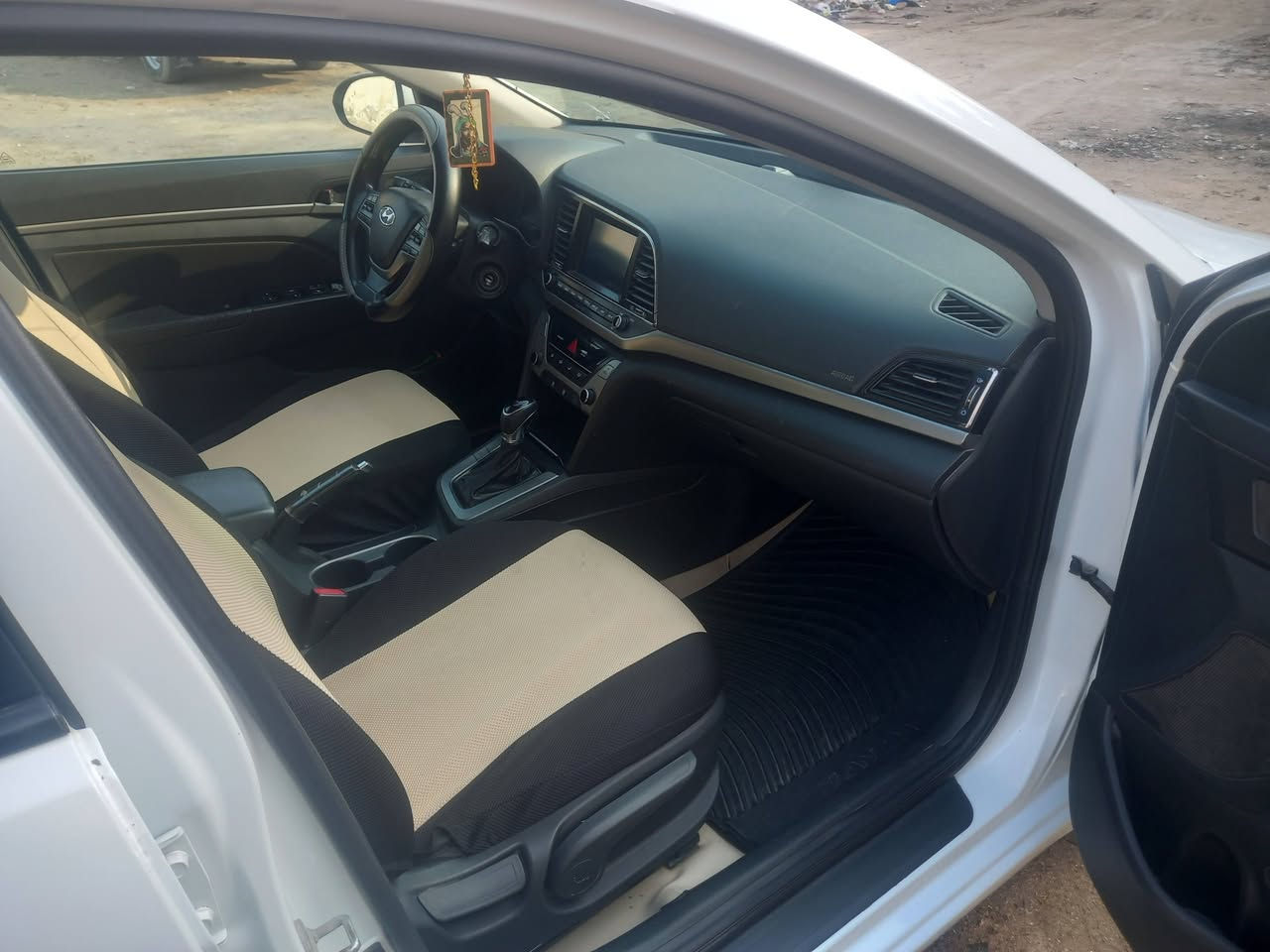 النترا أمريكي ١٨ ضربتها بس الباب الخلفي السايق نفسه ومصلح ومرشوش الجاملغ مخاوينه مع الباب مكينة كير حداديه تبريد تايرات جاهزه السياره ناصريه مركز تلفون *********** السعر ١٢٦ وبيها مجال
