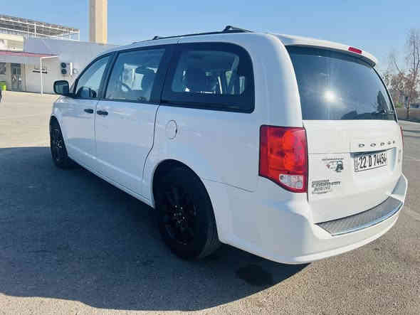 السلام عليكم

للبيع دوج كراند كرفان وارد امريكي موديل 2019 لون ابيض نظيفة جدا مال بيت استخدام شخصي وقليل مداريها ومحافظ عليها 

* رقم جديد اربيل .. سنوية جديدة فقط تحتاج هزة اثناء التحويل واني مبدللها صدر كامل ودسكات جديدة 
* ماشية 86,739 ميل قابل للزيادة
* داخل لونين اسود وبيجي 
 * تشغيل عن بعد 2 بصمة سويج
* ابواب ميكانيك
* جميع النوافذ كهرباء ونوافذ السايق والراكب Auto
* تبريد 3 قطع ومنظومة كاملة جديدة قبل 3 اشهر بدلتها
 * مانع انزلاق
 * تحكم ستيرن وتثبيت سرعة 
 * كشنات قلاب جلد ميكانيك وليست كهرباء
 * ارضيات على طول السيارة مع الجنطة
 * محرك 3,600 
 * ويل اسود اصلي مال GT
 * عدسات وكشافات نوعية ممتازة 
 * سبير مع الجك الاصليات مالتها 
 * فتحة فيت بم والفيت بم جديد قبل 3 اشهر بدلته
 * بلكات جديدة قبل اسبوعين بدلتهن
 * دهن محرك وكير جديد افضل نوعية
 * محرك كير وكهربائيات كلشي بيها كامل وممتاز وعلى الفحص
 * فرس ارضي وسطي طويل 

 * حادثها كما موضح بالصور باب سلايد وجاملغ خلفي العكس السايق وثنينهن راجعات بارد ونص الجاملغ الخلفي بي صبغ و الجاملغ الامامي مرشرش ربعه 
باقي السيارة نظيف جدا
 * ايرباك فقط البردة عكس السايق الباقي كله سليم
 * الشاصي سليم ومكفول 

باقي التفاصيل موجودة بالصور مع رقم الشاصي

السعر 179 ورقة وبيها مجال بسيط

مكان السيارة بغداد العامرية او حي الخضراء

للتواصل على رقم *********** متوفر واتس اب
