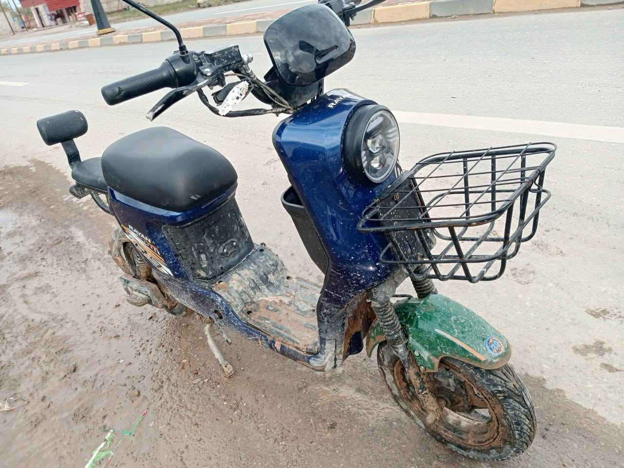 سلام عليكم دراجه نوع ار9 ريان موديل 25 للبيع دراجه مواصفاتها معروفة خمس بطاريات سعره400الف و بيه مجال للطيبين رقم الهاتف ***********
