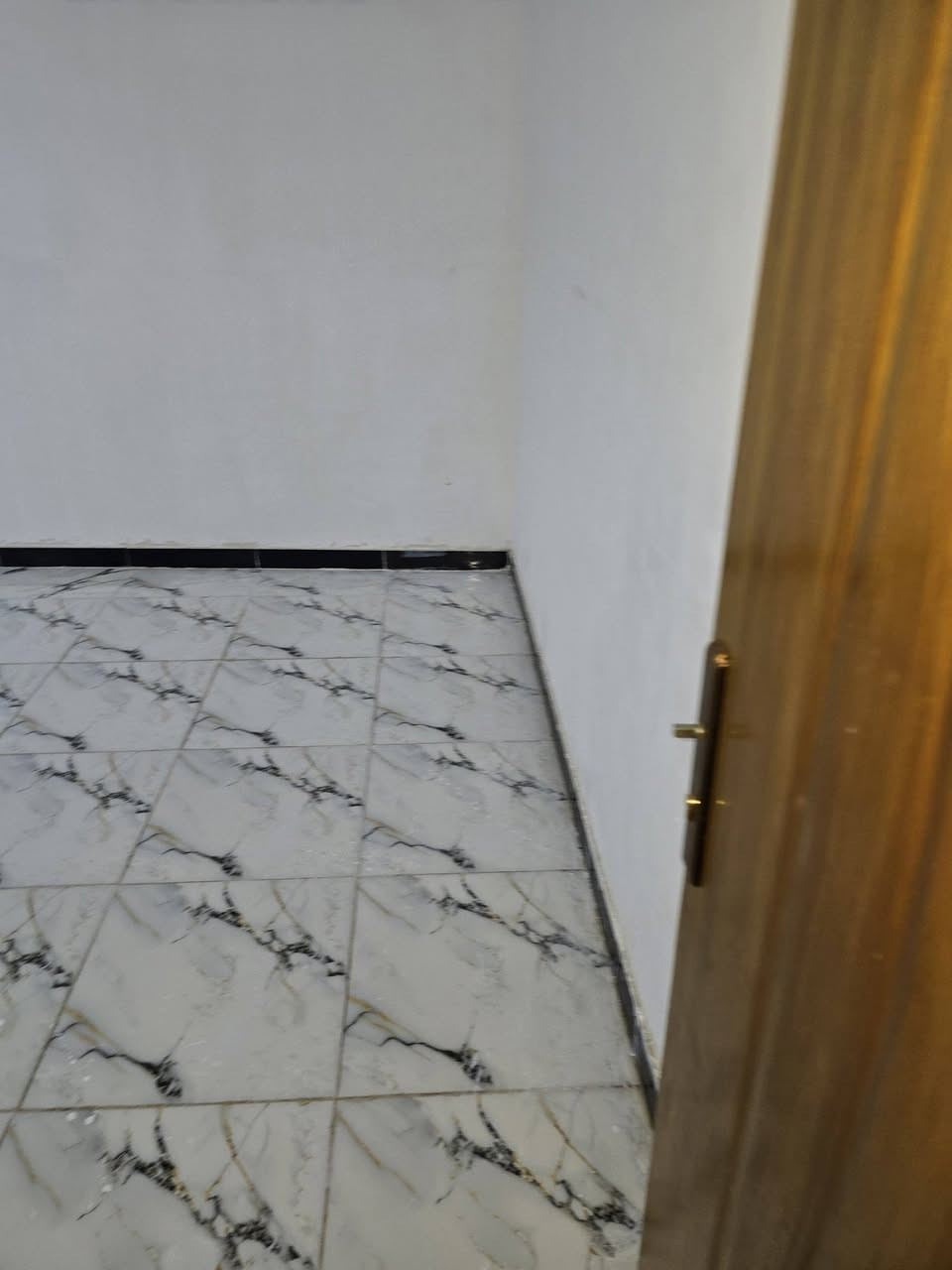 بيت للايجار بالحكي ما مسكون باحد بناء جديد قرب مجمع حسين عليوي اتصل على الرقم***********
