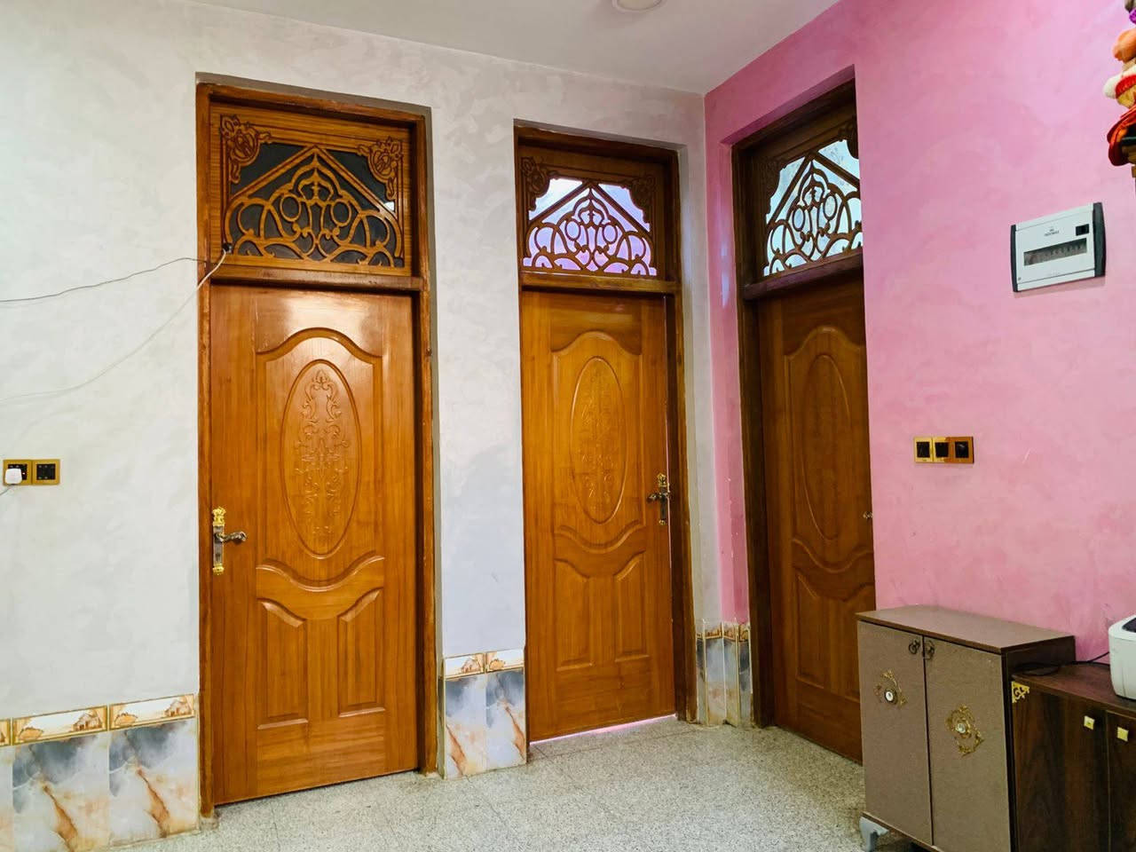 معروض لدينا #للبيع
بيت 100 متر امامي تحفه طابقين حديث مسلح مكون من اربع غرف وصالتين وديوانية ومطبخ وصحيات عدد 2 ، الحي العسكري قرب 1 حزيران السعر 175 ، للإستفسار *********** او زيارة المكتب في الصالحية .

لمتابعة بقية العروض ⬇️
https://www.facebook.com/share/g/1AndfAwNXT/
