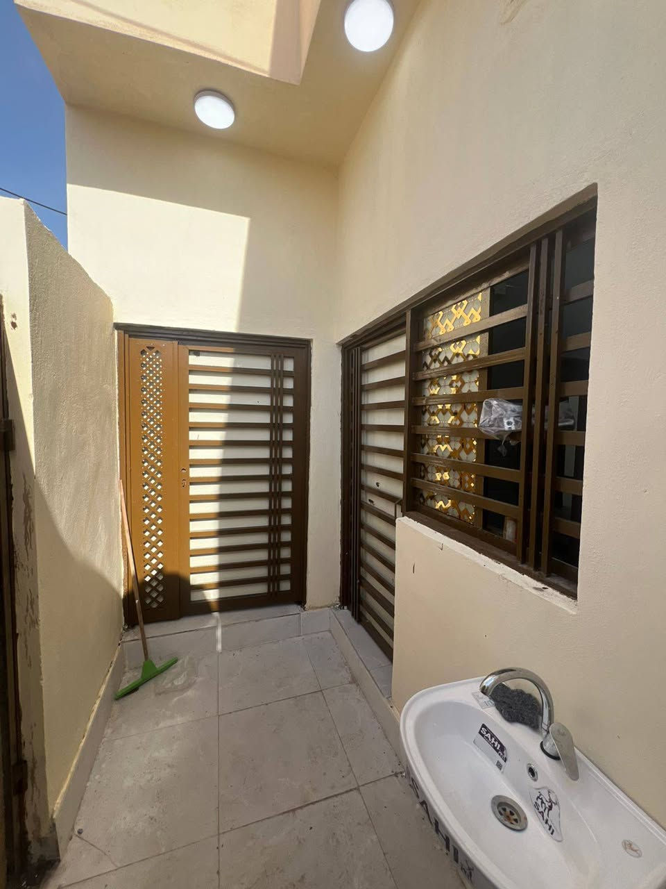 بيت للبيع الجزيرة زين العابدين غرفتين وصاله ومطبخ وديوانيه وصحيات داخليه وخارجيه خريطه درجه اولى البيت ركن المساحه 100متر
السعر 62
طابو صرف زراعي سنة 25 
شارع ١٠ متر 
***********
