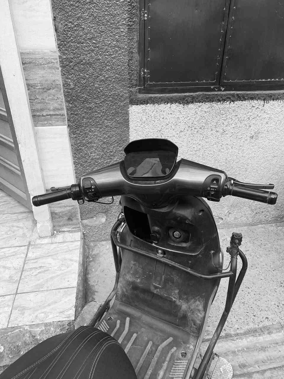 السلام عليكم ورحمة الله وبركاته
دراجه كهربائية حجم كبير  Kore Mr  - Speed 
الدراجه استعمال قليل ونظيفة 
كهربائيات شغاله 
بطاريات نوع WLNEE كبير ارقى انواع البطاريات بالسوك قبل يومين بدلتهن جدد يعني  .  
شاحنتها فولتية عالية وشحن سريع وتنطيك انعاش للبطاريات  .  
وياها مري وصندوك  .  
سعر الدراجة 650 وبيها مجال بسيط 
مكاني بغداد  - الاعظمية  .  
لل استفسار اكثر *********** مافتح ماسنجر فقط رقمي هاذا  .  
وشكراً  .
