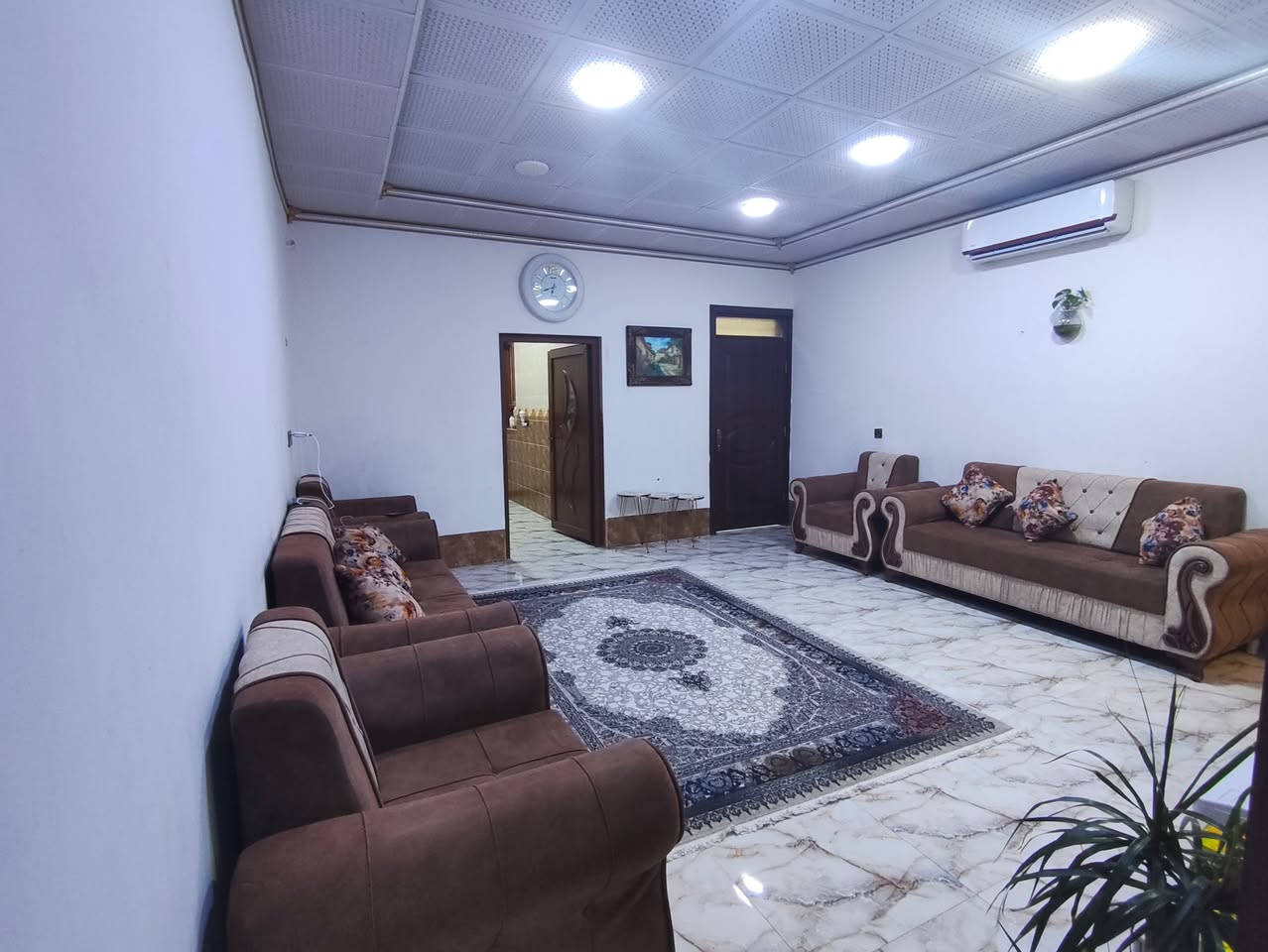 السلام عليكم..
#بيع_سريع
بيت للبيع  🏚️🏚️
مع كاونتر
المساحه/175
غرفه نوم 1
وصاله 
ومطبخ 
وصحيات 
السعر// 33 مليون وبي مجال بسيط

خانقين ((بانميل))عل شارع العام 

للاستفسار راسل أو اتصل☎️
📞***********
