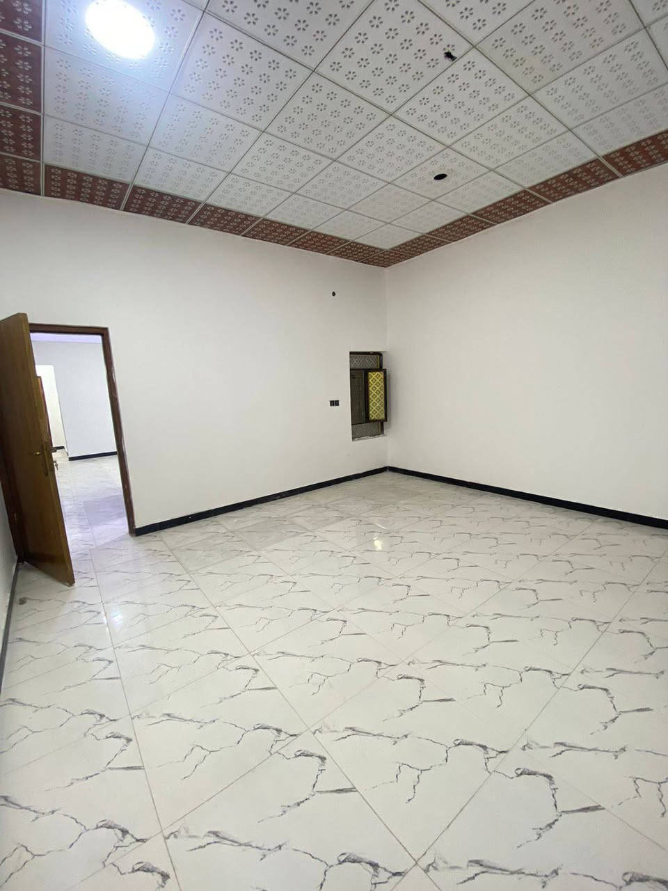 منزل للبيع ٢٠٠م طابو زراعي مكون من كراج سياره وحديقه واستقبال و صاله كبيره ومطبخ وغرفتين مناور عدد ٢ محجر درج المنيوم درجه اولى بناء بلوك درجه اولى سنة البناء ٢٠٢٤ شارع تبليط عرض ١٠متر جميع الخدمات ماء كهرباء جيران نعمه طيبين الجزيره اليوبه الصقر شارع ملعب الخماسي السعر 88 مليون وبي مجال ***********
