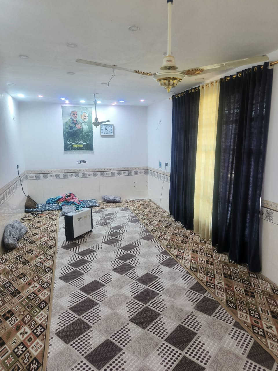 سلام عليكم 650م متر بيها بيت 300م ومحل 90م عشارع للبيع عقد 35 حديقه وكراج كبير 4 غرف 2 غرف سويت وغرفه فوك + ستقبال وهول وصاله ومطبخ 2 مدخل منور مجمع صحيات داخليه و خارجيه كربلاء منطقه الروفه بضهر جامعه كربلاء منطقه كامله خدمات مدارس ومستوصف مولد ذهبي تبعد عن المام 6 كيلو ستفسار ***********
