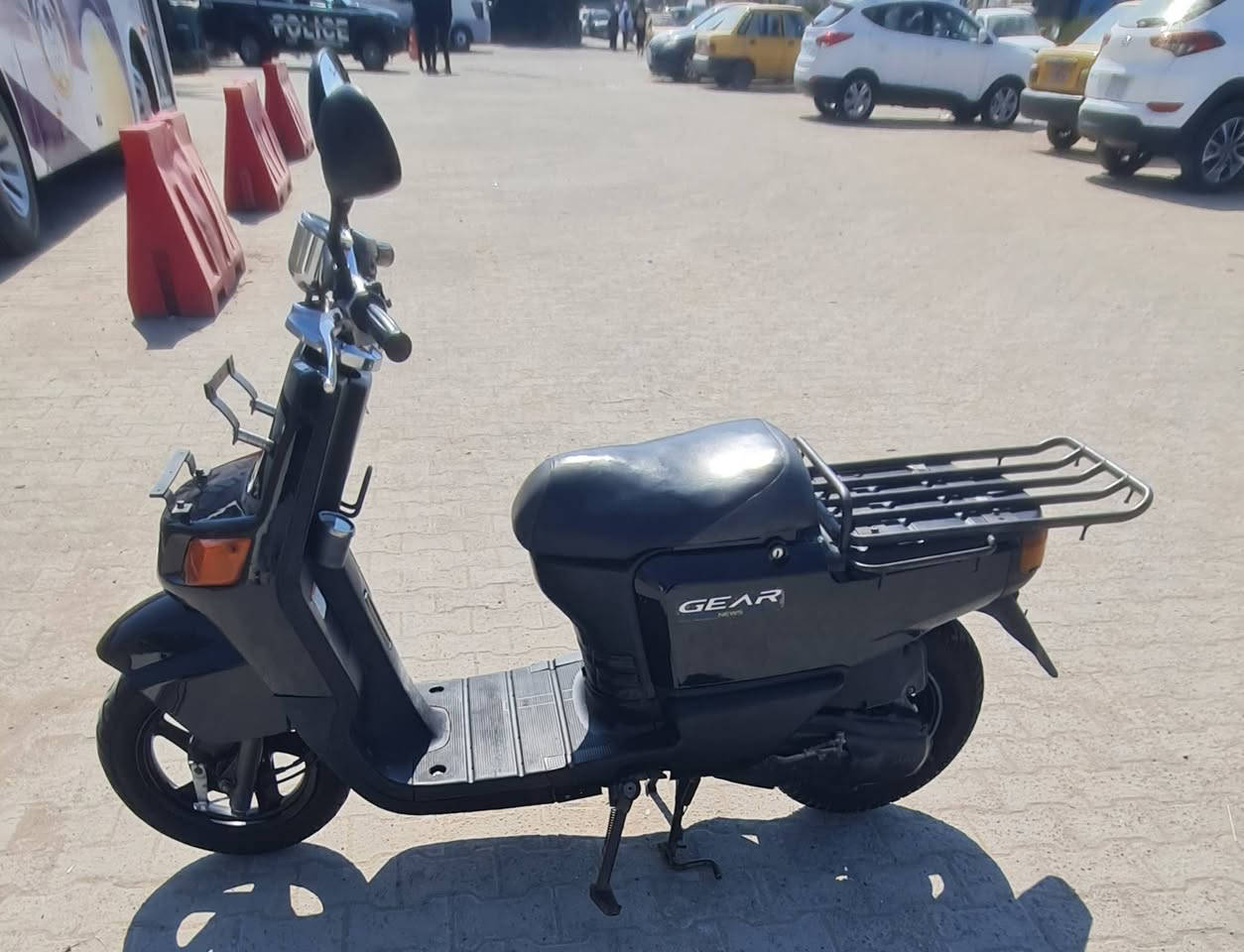 سلام عليكم دراجه بيكم كلاسك حديث مال رمبه نازله بشهر ١٢ أوراقه كامله وصل معرض موجود ومنفيس سلف وهندر اشاير عالي وناصي كيجات كيلو متر وبانزين قفل ستيرن اصطاب لايت شغال استان كهربائي شغال كله شغاله بيه محرك ناعم اخرس بلادي شرط الفحص جيب وياك فيتر وتعال السعر ٦٠٠ مكاني مدينه الصدر الشراي يتصل ***********
