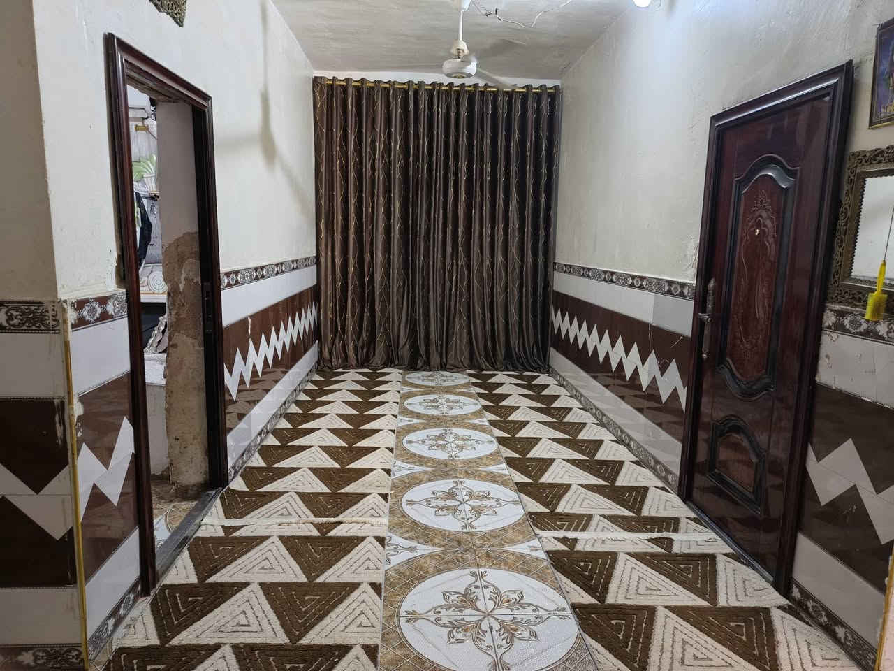 سلام عليكم بيت بحي اسعود مساحه 240 بناء طابوك ارضيه رباط صب  وسكف عكاده ستقبال 8 عرض 4 غرف 2 طول 5 عرض 4 مطبخ طول 7 صاله طول سبعه ونص ***********
