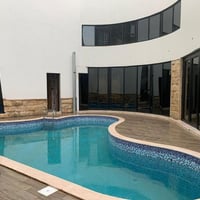 📍 الحارثية – ظهر مجمع بلو خلف مستشفى الإمارات  بيت مميزة للبيع بموقع ر...