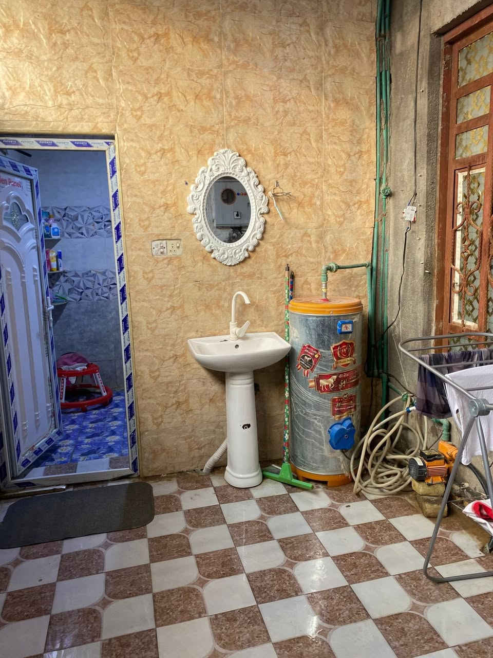 سلام عليكم بيت زراعي للبيع سديناويه شارع مثلجات الملاك كافه الخدمات المساحه ١٠٠م ماء مجاري كهرباء نت ضوئي مدارس ثنين +مركز صحي (مستوصف)بيت مرتب وجاهز لسكن غرفه وصاله ودينوانيه وصحيات ومطبخ ومناور صطح شتايكر الشارع١٢م 
اتصال فقط ***********
