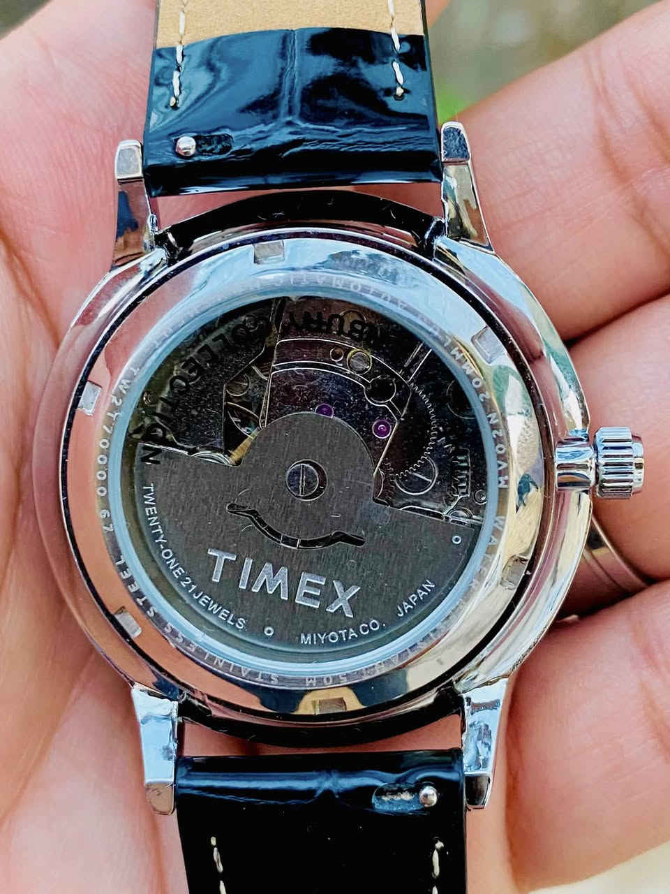 Timex Waterbury Classic  ساعة اوتوماتيك تايمكس .
نوع الحركة: ميكانيكية أوتوماتيكية (تعتمد على حركة المعصم لتعبئة الطاقة، مع إمكانية التدوير اليدوي عبر التاج).
ماكينة الساعة: ماكينة يابانية من نوع Miyota تحتوي على 21 حجراً (Jewels) لتقليل الاحتكاك وزيادة عمرها الافتراضي.
مخزون الطاقة: يصل إلى 40 ساعة عند عدم ارتدائها.
حجم الهيكل: القطر 40 ملم، والسمك حوالي 12 ملم.
مادة الهيكل: الفولاذ المقاوم للصدأ (Stainless Steel) المصقول والملامس.
الميناء: باللون الأسود اللامع مع أرقام عربية كاملة وعقارب مضيئة في الظلام.
نافذة التاريخ: تقع عند مؤشر الساعة 3.
مقاومة الماء: حتى 50 متراً (5 ATM) مما يحميها من الرذاذ والسباحة الخفيفة السطحية.
الحزام: جلد طبيعي أسود بنقشة جلد التمساح (Croco-pattern) وبعرض 20 ملم.


**إذا كنت صاحب هذا الإعلان وتريد حذفه لأي سبب، رجاءا أرسل رسالة إلى الدعم الفني**