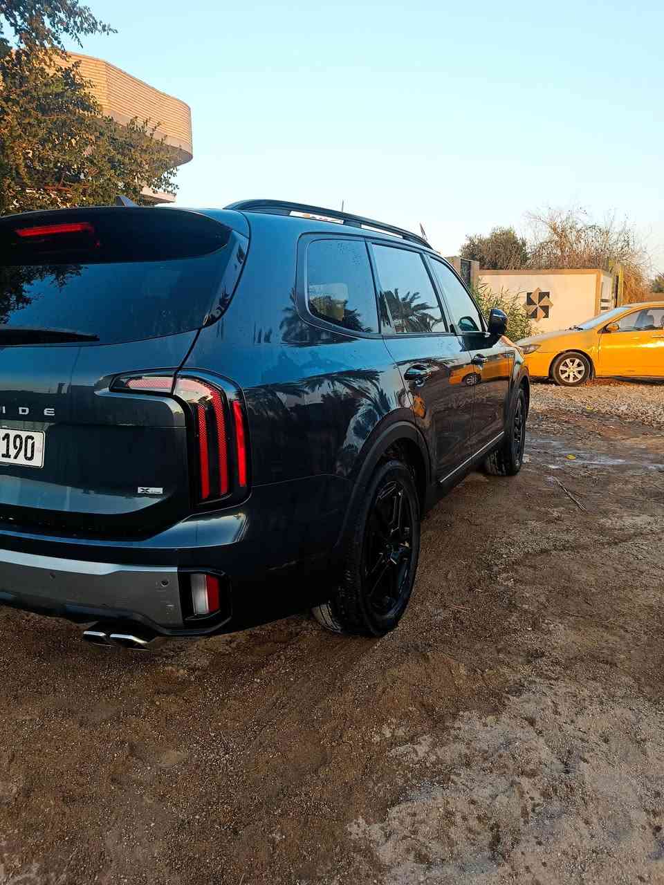 السلام عليكم متوفر تلورايد  موديل 2023 سياره جديده ما ماشيه ماشا 15,000 رقم بغداد بأسمي السياره زيرو ما بيها حادث 6 سلندر 7 راكب للبيع او المراوس مكاني بابل ناحيه الشوملي للاستفسار رقم الهاتف ***********
