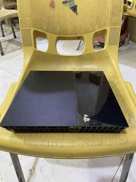 السلام عـليكم بلي 4 فات , كارت الضمان موجود ممفتوح الجهاز ، السعر 200 وبي مجال مكاني ديالى 
المعالج المركزي : 8 أنوية AMD "Jaguar" x86-64 بتردد حوالي 1.6 جيجاهرتز ، 
معالج الرسومات : محرك رسوميات مستند إلى AMD Radeon™، بقدره.84 تيرافلوب (TFLOPS) 
سعه التخزين : خيارات 500 جيجابايت أو 1 تيرابايت (قابلة للترقية) ، ***********
