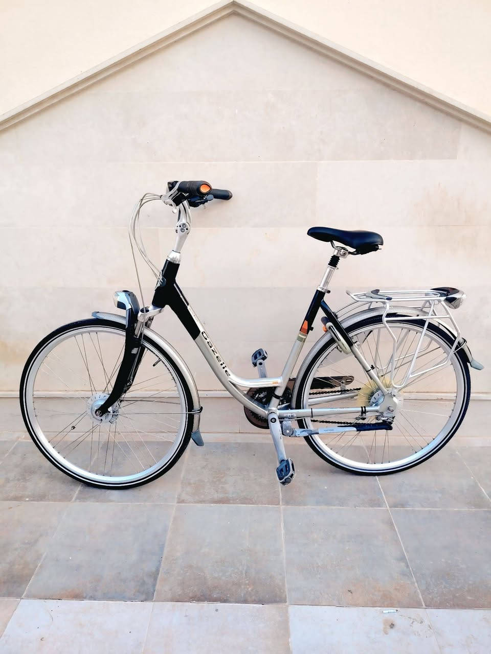 موصل  //  المجموعة 
اسم الدراجة :    Gazelle  #غزال ترحال #هولندي (ستي بايك) 

الحالة : مستخدم شي قليل
وايرات #دفن موديل حديث 
الحجم 28، فريم   XL
الفئه :  دراجة المدينة سياحي 
المعدن : المنيوم 
نوع الاطارات :  كتان 
عدد السرعات : 3 امامي / 8 خلفي
دبل    : أمامي و دبل بالسرج
إضاءة  : لايت أمامي وبك لايت ماكنيت 
الگير  :  فقاس سحب دفع 
نوع السستم  :  شيمانو #ديور 
 البريكات  :  نظام دسكات  
ويالة  : طبقتين المنيوم
* الدراجة كلها مختمة    Gazelle 

السعر   :   325 $

للتواصل ع الخاص أو واتس   ***********

* متوفر توصيل
