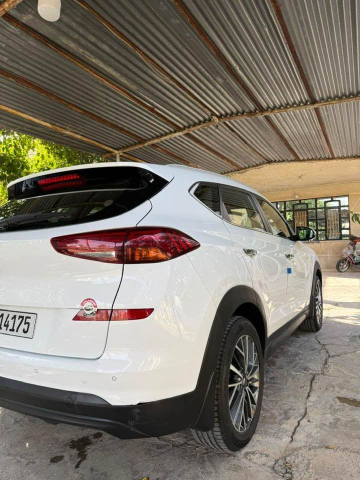 سلام عليكم توسان موديل ٢٠٢٠ جديدة مكفولة بدون صبغ وتبديل وبارد ولسونار موجود مدوشمة ارضيات وكشنات باسمي هزة وسنوية جديدة ٢٠٣١ مكان بغداد السيدية  الاتصال *********** يوجد واتساب تحياتي
