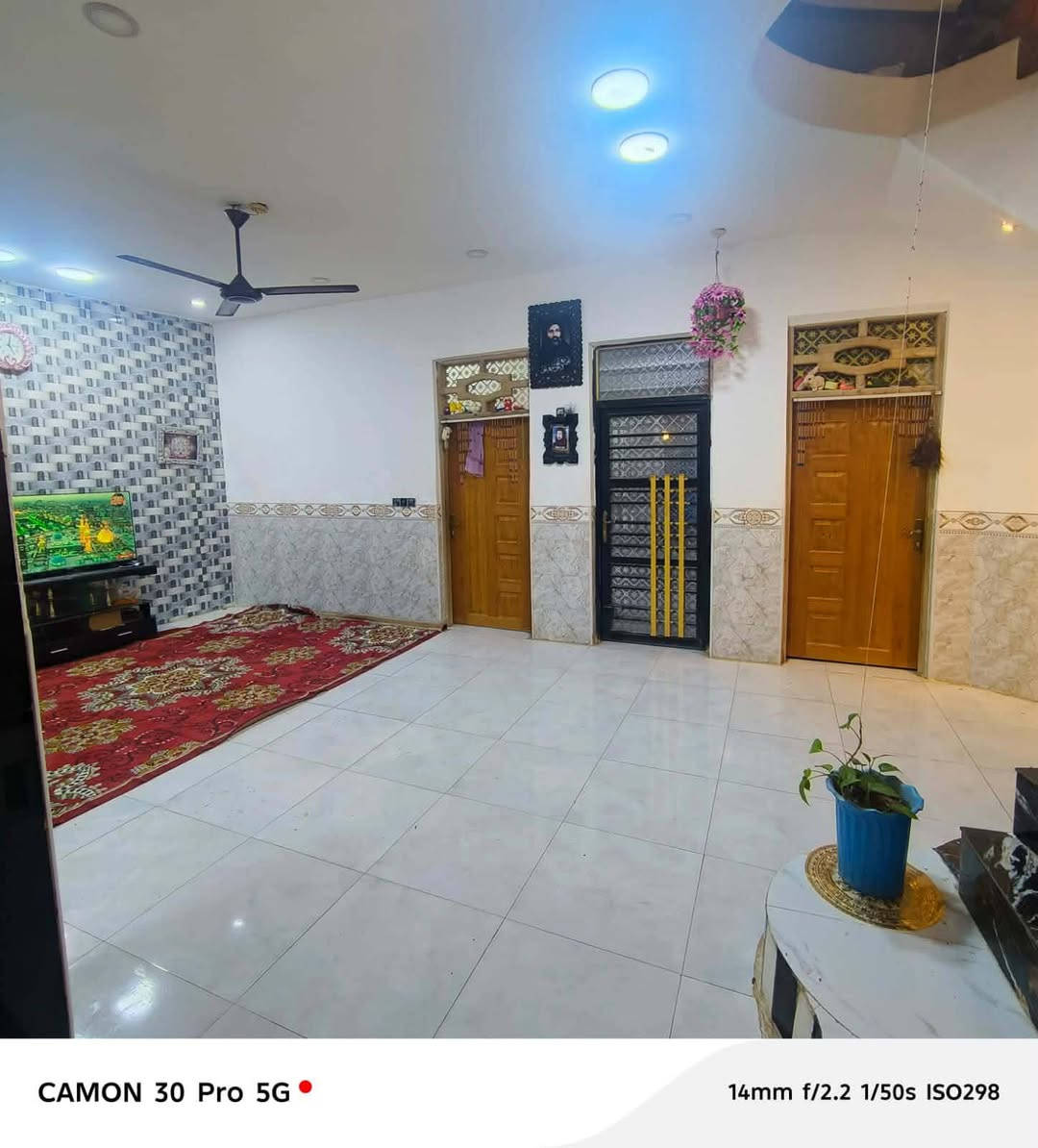 بيت في حي الحكيم نزلت زرزر قريب على المدرسه مكون من غرفتين وصاله ومطبخ واستقبال وهول صحيات داخليه و خارجيه بناء درجه اولى طابوق مساحه 215  سعر 70 وبيه مجال  رقم *********** 👍
