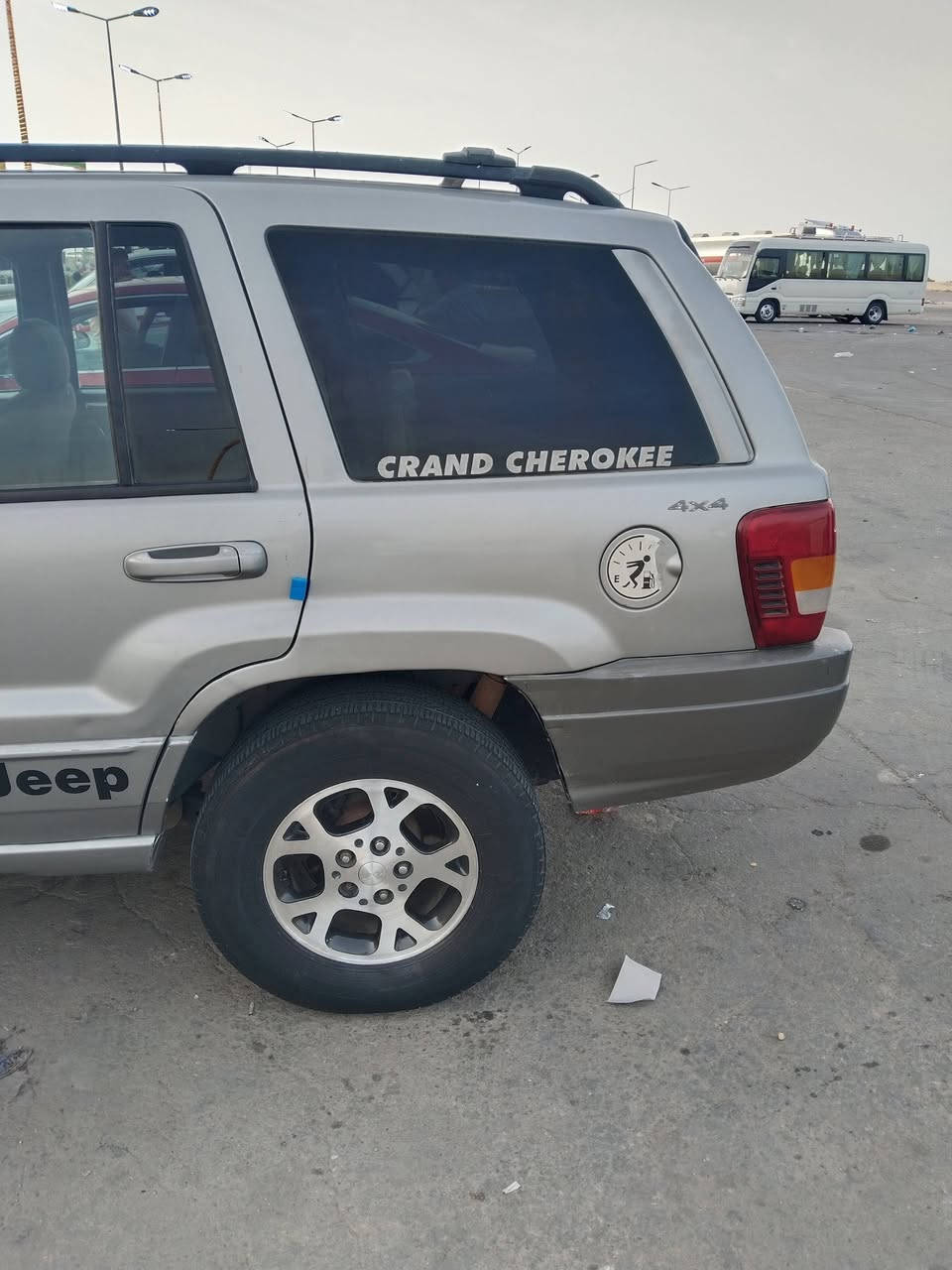 السلام عليكم جيب شيروكي موديل 2000 محور مكينة ديفور مكينة وكير بلكارتون توه شادينه رقم بغداد  السعر 63 ناصريه المركز ***********
