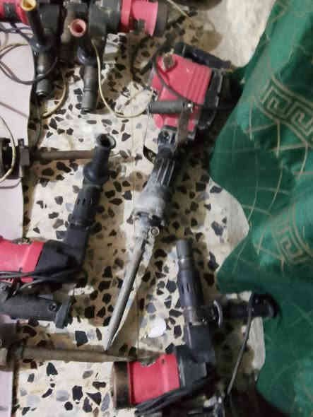 دريل كسار 11واحدالسعر 300قفل بدون عمله بغداد حي السفير شغال عل الفحص 3اكبار و8زغار***********
