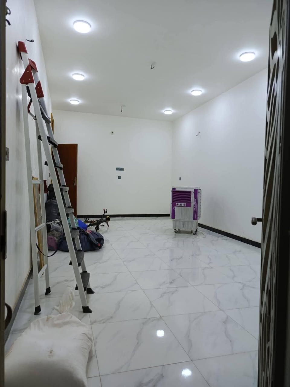 السلام عليكم بيت للبيع المساحه 250 متر طابو ملك صرف المكان طوريج حي الحسين شارع المدرسه يقع عله شارع عرضه 25 متر خدمات كامله ماء مجاري تبليط رصيف البيت  جديد صار  شهر من كامل مابي اي نقص   ثنين غرف نوم ستقبال صاله مطبخ مجمع صحيات داخلي او خارجي منور حديقه  كراج سياره النتصال ***********
‏‪***********‬‏
