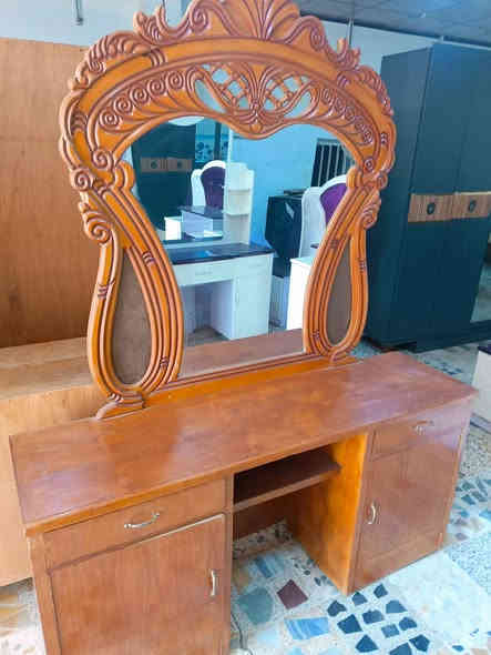 ميز تواليت مستعمل نظيف السعر ٦٠ الف العنوان حي تسعين نهاية حي صدام *********** موصل
