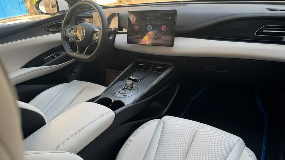 السلام عليكم
BYD SEAL 6
سيل ٦ 
موديل 2025 
رقم بغداد
مواصفات  ٤ كامرات محيطيه شاشة قلاب داخل ابيض جلد وباقي المواصفات المعروفة 
ماشية ١١ الف
مكان السياره بغداد 
السعر اتصل وتدلل ***********
