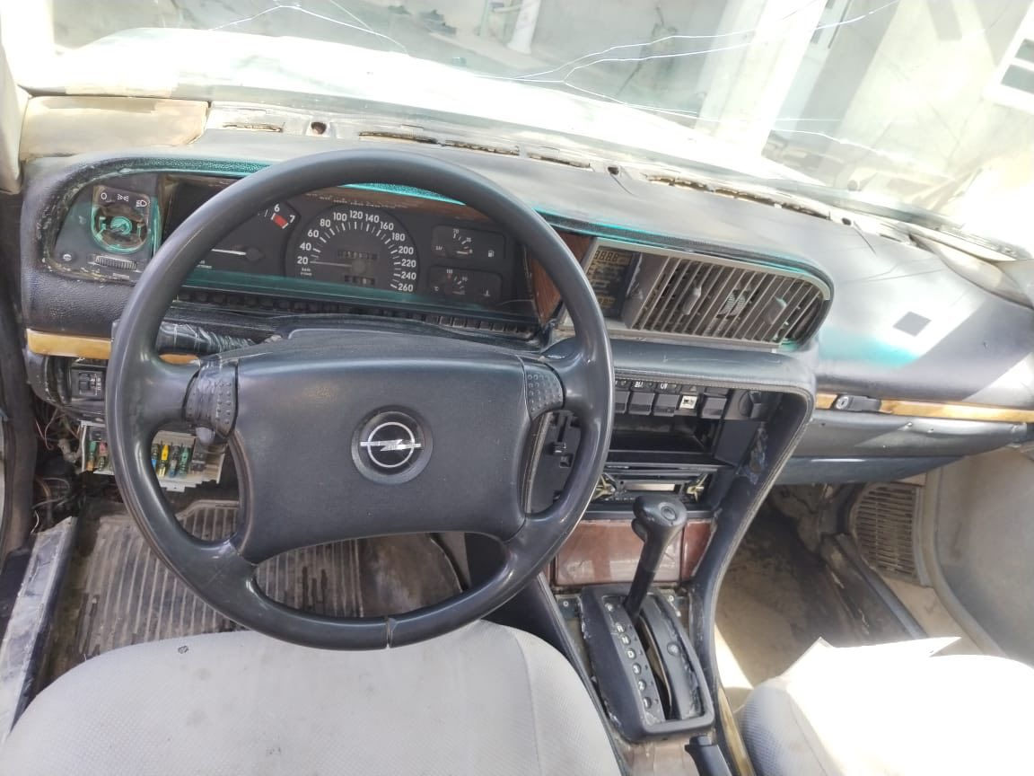 اوبل سيناتور موديل 1992كير ومكينه بطه ثنين و نص سنويه الحد 2027مكان ديالى خانقين ***********
