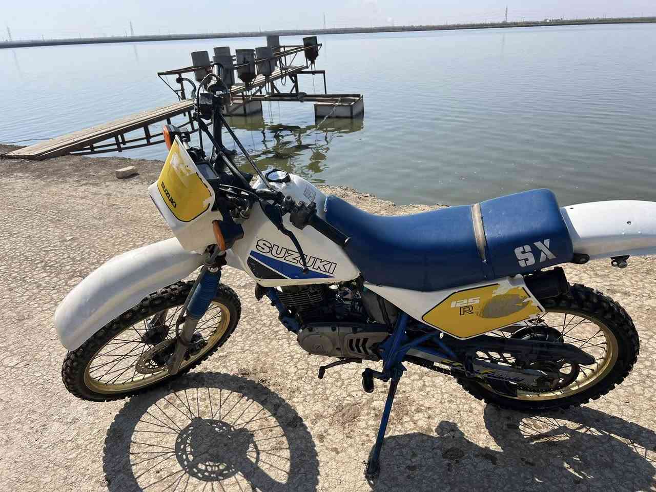 سلام عليكم دراجه Suzuki Sx 125 R قفاز للبيع موديل 1998دراجه نضيفة محرك نضيف خير من الله أوراق كامله من كلشي السعر 950 وبيها مجال للطيبين المكان بغداد المشاهدة رقم الهاتف ‭0780 767 5479‬
