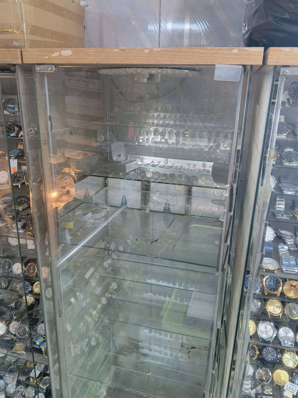 لبيع فاترينات عدد اربعه ثلاثه مستخدمه والرابعه جديده غير مستخدمه سعر المستخدم 100 الف والجديده 150 الف 
مكاني بابل السوق الكبير قرب سوق السلام 
الارتفاع 162سم 
والعرض 35 سم 
والعمق 40 سم 
***********
